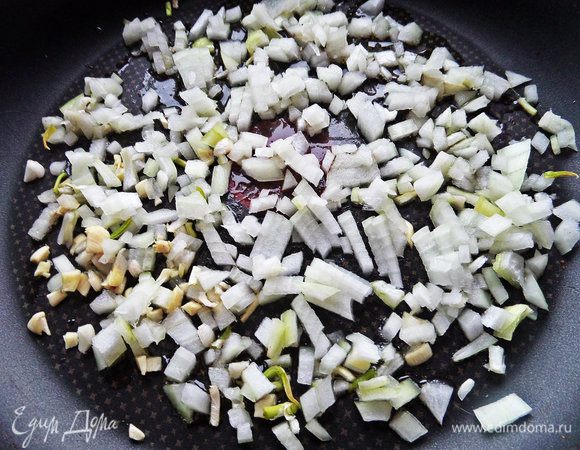 Обжарить сразу в той сковороде (у меня Тефаль 26 см диаметром со съёмной ручкой), в которой будете заливать омлет.