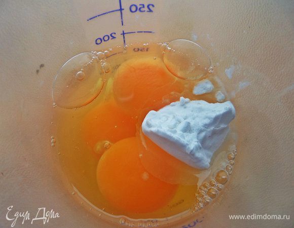 Взбиваем в шейкере омлетный состав.