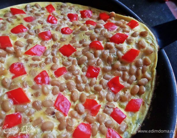 Даём омлету съехать на общее блюдо при помощи лопатки.