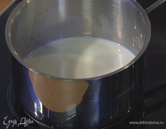 Молоко подогреть в небольшой кастрюле.