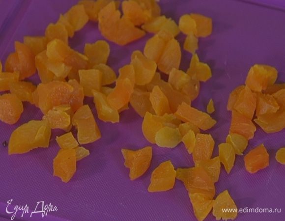 Курагу нарезать небольшими кубиками.