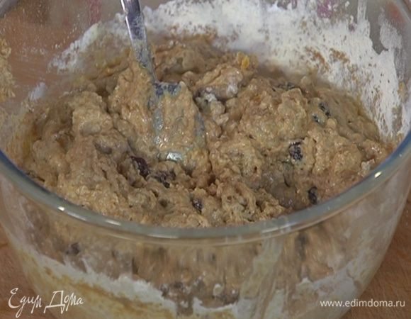 Всыпать всю муку, соду, разрыхлитель и вымешать тесто, так чтобы не было комочков.