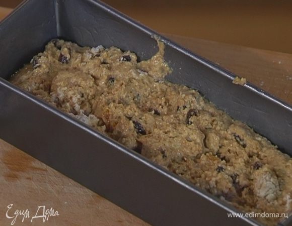 Прямоугольную форму для выпечки смазать оливковым маслом, выложить тесто и равномерно распределить.