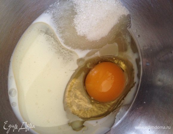 Взбить яйцо с сахаром, ванильным сахаром, солью, растительным масло и молоком.