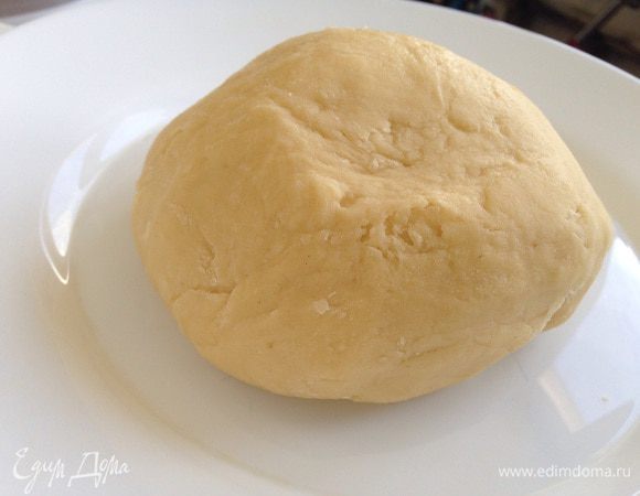 Просеять муку с крахмалом и разрыхлителем. Постепенно подсыпая к яичной-молочной смеси, замесить пластичное, не липнущее к рукам тесто (но не твердое!). При необходимости, можете добавлять муку!
