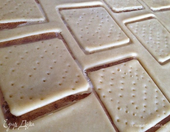 Вырезать формочками печенье, наколоть вилкой. 