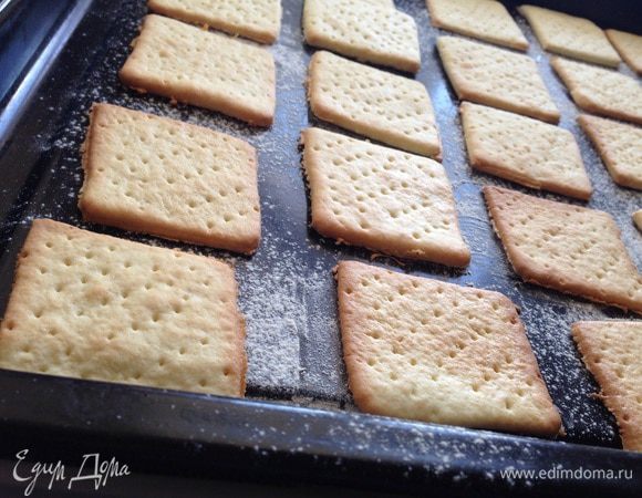 Отправить в предварительно разогретую духовку до 180 градусов, на 7-10 минут, в зависимости от духовки. Как только слегка стало золотистое, готово! 