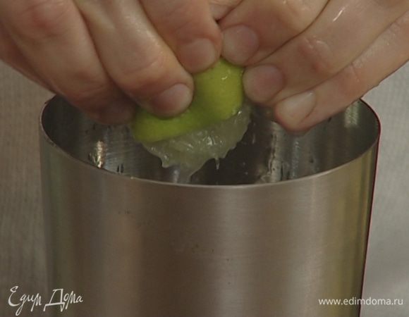 Из лаймов выжать сок.