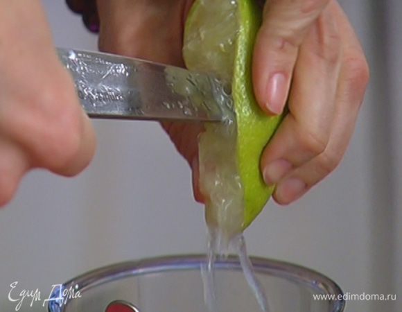 Из лаймов выжать сок.