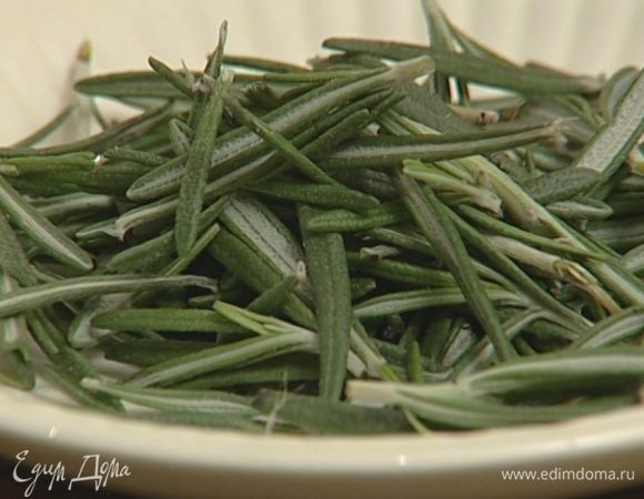 С 3–4 веточек розмарина снять листья — должна получиться полная горсть.