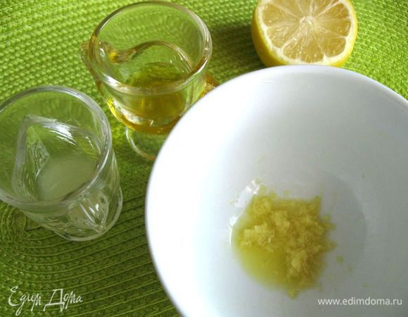 Натереть корень на мелкой терке, залить 1 стаканом кипятка. Положить веточку мяты. Закрыть крышкой посуду. Дать настояться несколько минут. Процедить через сито. 
Выдавить лимонный сок (можно сок лайма) в отдельную посуду.

