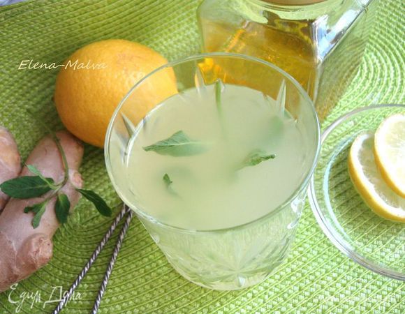 В теплый имбирный чай (чтобы не потерять полезные свойства меда и лимона), положить мед, налить лимонный сок. Перемешать.

С добрым и бодрым утром, приятного дня!
