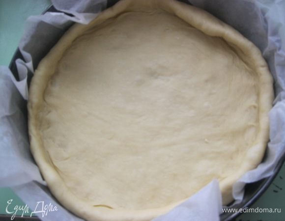 Одну часть раскатать диаметром чуть больше, чем форма.
Выложить круг в форму.