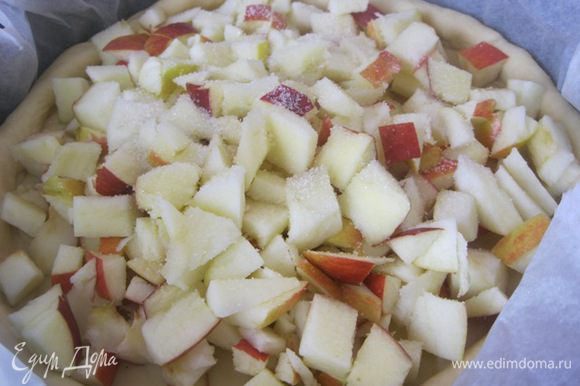 Выложить яблоки на тесто. Присыпать сахаром ( по вкусу). По желанию - можно добавить немного молотой корицы.