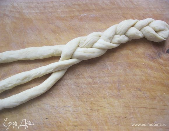 Оставшееся тесто ( 1/2 часть теста из  ш. 12) разделить на три части, раскатать в тонкие жгуты ( ~ 60-70 см.)
Сплести из них косу.