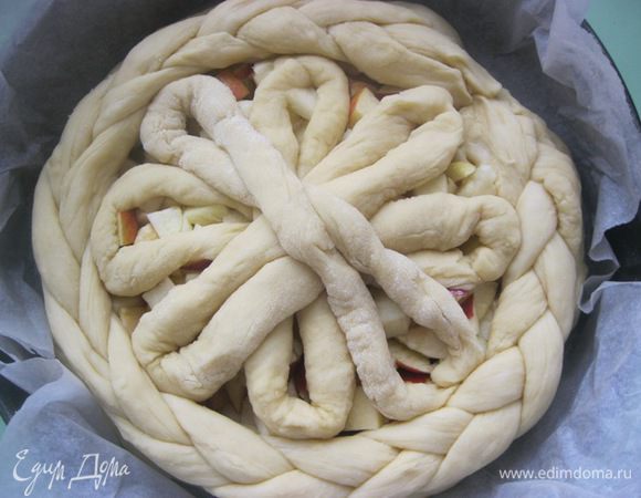 Выложить косу на край пирога.
Поставить пирог на расстойку, на 20-25 минут.