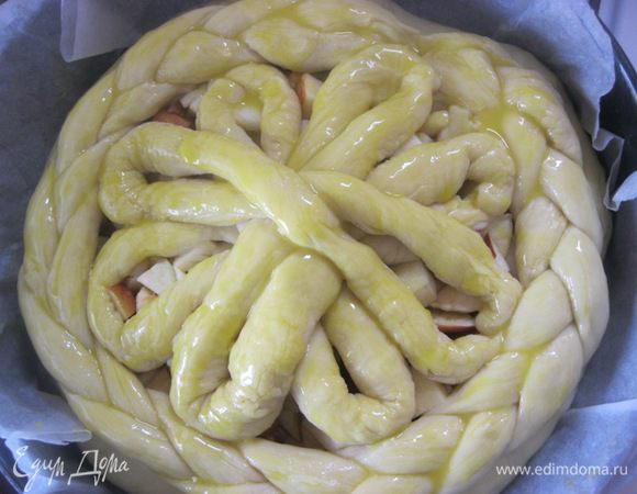 Духовку разогреть до 180 С.
Пирог смазать яичным желтком.
Выпекать 40-45 минут (ориентируйтесь по своей духовке).