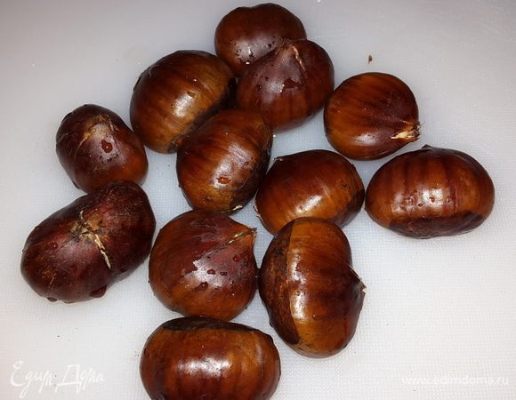 Каштаны моем, делаем крестообразные надрезы и варим в кипящей воде 10 минут, чтобы их легко было очистить.
Можно запечь в духовке, но для меня было удобнее отварить.

Кстати, отваром каштана можно сполоснуть волосы брюнеткам:)

Чтобы каштаны быстрее остыли, держим их пару минут под проточной холодной водой, затем даем обсохнуть.