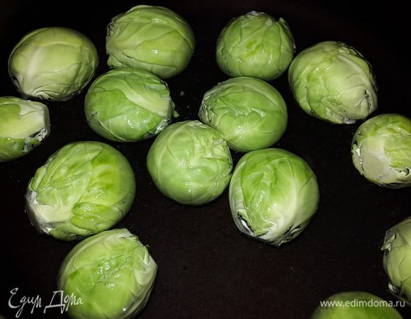 Брюссельскую капусту очищаем от желтых листьев, обрезаем твердую ножку, моем, заливаем холодной водой, солим, выжимаем сок половины лимона и отвариваем 10 минут. Откидываем на дуршлаг и обдаем холодной водой.