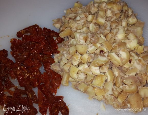 Каштаны чистим и режем на небольшие кубики, вяленые томаты режем соломкой.