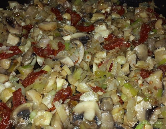 Отправляем каштаны и томаты к грибам и луку, перемешиваем, тушим 2 минуты.