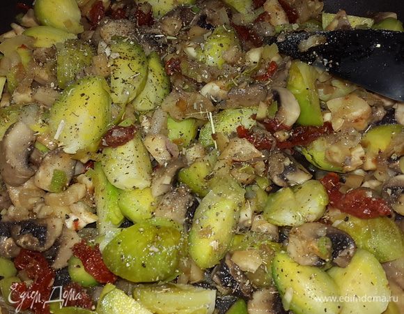 Капусту режем на 4 дольки и отправляем к остальным. Солим, перчим, добавляем базилик, если нужно немного оливкового масла, перемешиваем, тушим 1 минуту добавляем половину рубленной петрушки, перемешиваем и снимаем с огня.