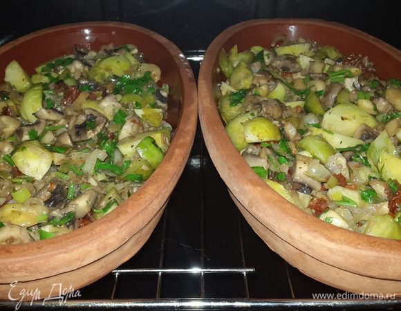 Выкладываем смесь в тарелки и отправляем в духовку запекаться на 15 минут при температуре 200С .

Тарелки предварительно замачиваем в холодной воде на 10-15 минут.