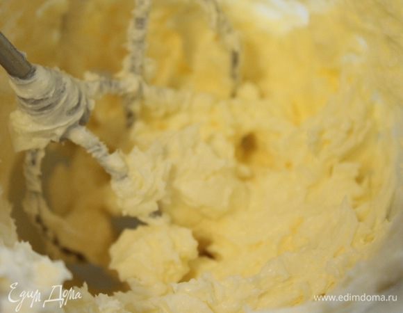 В другой миске взбить масло (обязательно комнатной температуры!) с сахарной пудрой на средней скорости миксера до пышности.
