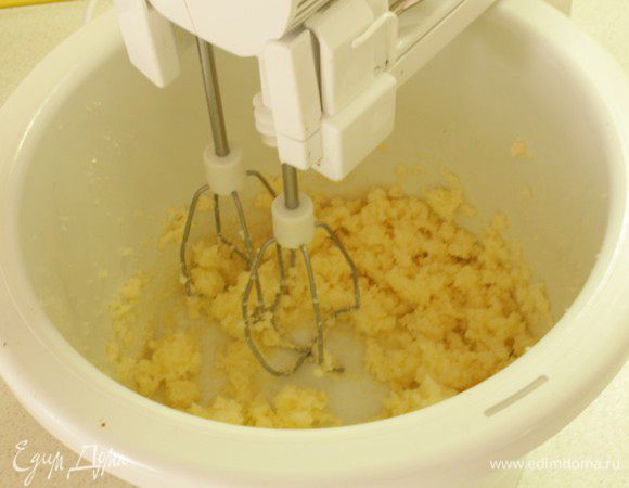 Размягченное сливочное масло взбить с сахаром и щепоткой соли.