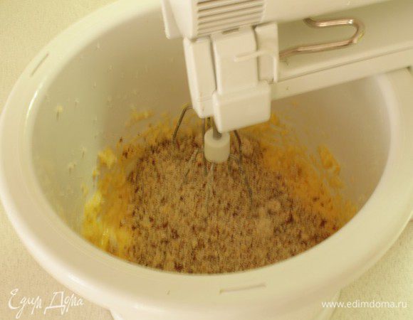  Добавляем измельченные орехи, разрыхлитель, пакетик ванильного сахара.