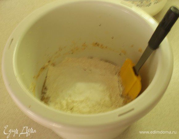 Просеиваем муку, перемешиваем.