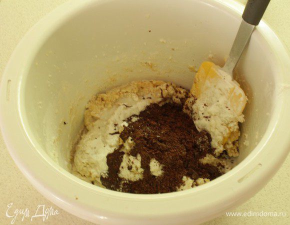 Затем натертый шоколад и молоко.
