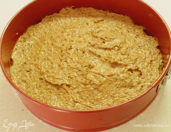 Выложить тесто в форму на 24 см, застеленную бумагой для выпечки, и отправить в предварительно разогрейте духовку до 200С.