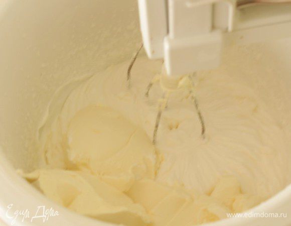 Сливки взбейте миксером, затем продолжайте мешать на более низкой скорости и добавьте сахар и ванильный сахар (сладость регулируйте сами) и маскарпоне. 