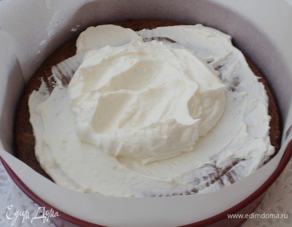 Бортики покройте бумагой для выпечки,распределите крем на торте.