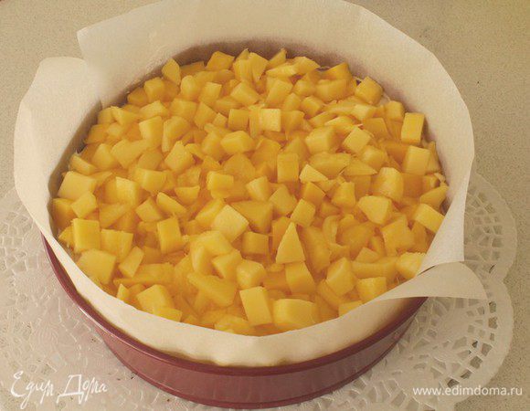 Манго почистите. Срежьте мякоть, нарежьте на маленькие кубики и выложите на крем.