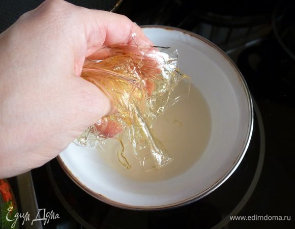 В холодной воде замачиваем пластинки желатина согласно инструкции.