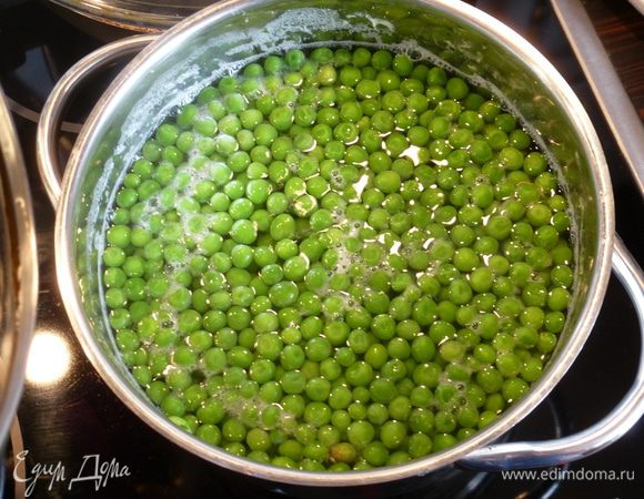В небольшом количестве воды отвариваем зеленый горошек с 1 ст. л. сахара и 1 ч. л. соли до готовности, примерно 5 минут. Если горошек замороженный, заранее размораживать его не надо.