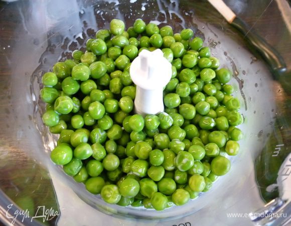 Готовый горошек пюрируем в блендере с добавлением молока и укропа.