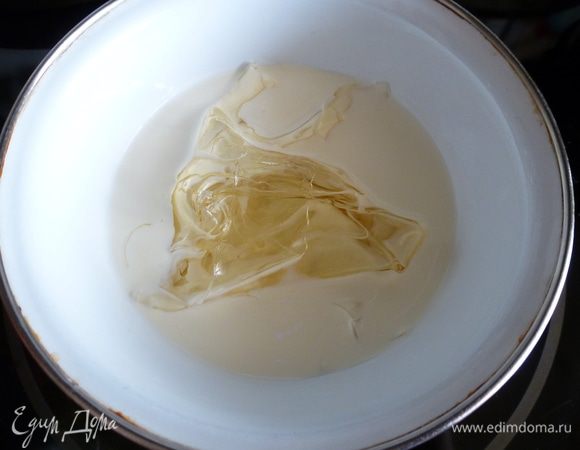 Разбухшие пластинки желатина прогреваем вместе со сливками до полного растворения (не кипятим!).