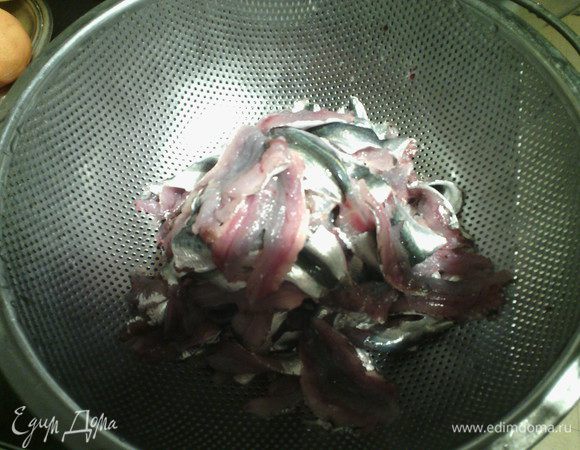 Самое долгое в этом рецепте - это чистка сардин. 
Если вы едите с косточками, то почистить сардину от головы и внутренностей, и провернуть через мелкую мясорубку два раза, если нет, то очистите от косточек и проверните через мясорубку один раз, вместе с луком, чесноком, кориандром и хлебом. 