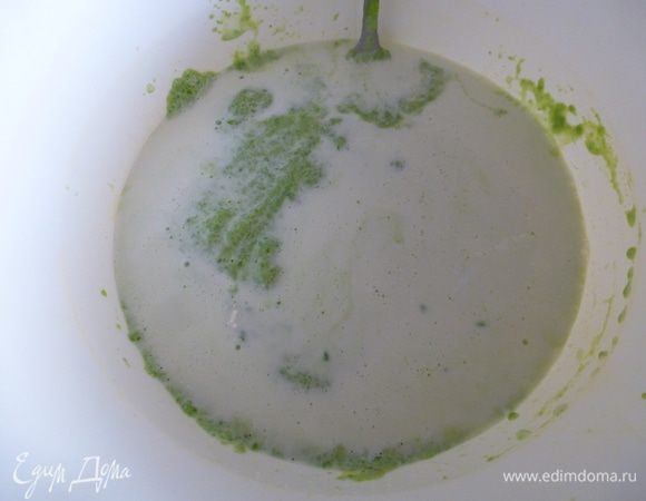 Добавляем к гороховому пюре сливки, размешиваем до однородности.