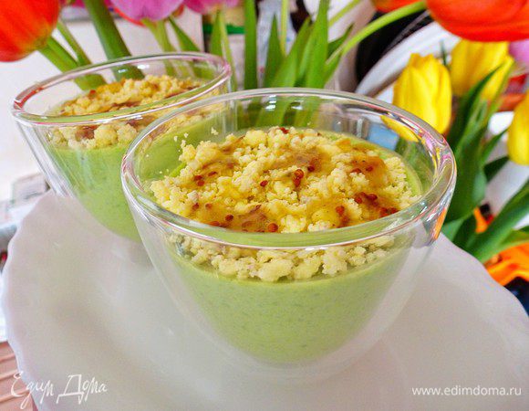 Для соуса соединяем все ингредиенты и слегка взбиваем вилочкой. 
Разливаем пюре по стаканчикам или креманкам, убираем в холодильник на 3 часа (или на ночь). Застывшую панна-котту посыпаем вареным желтком и поливаем соусом.

Приятного аппетита!