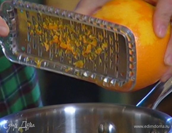 Цедру апельсинов натереть на мелкой терке.