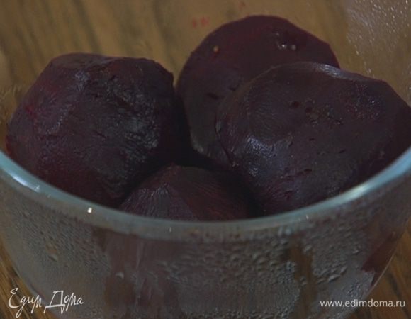 Свеклу предварительно отварить и остудить.