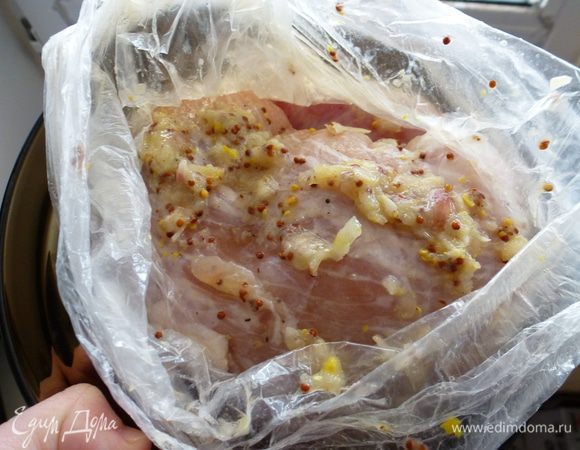 Готовим маринад.  Натираем на терке луковицу, выдавливаем чеснок, добавляем  горчицу, соль и молотый перец по вкусу. Все перемешиваем, должна получиться жидкая кашица. Ею натираем свиную вырезку. Перекладываем мясо в пакет и убираем на ночь в холодильник мариноваться.