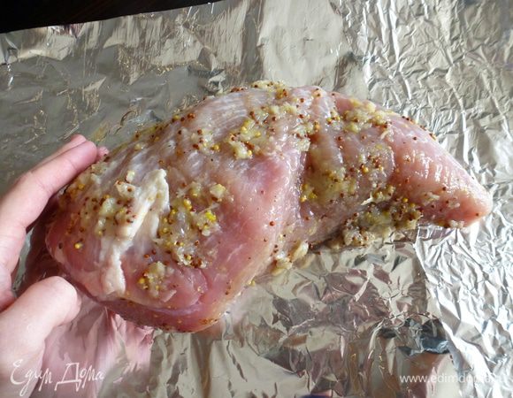 На следующий день достаем мясо за 1 час до приготовления, чтобы оно согрелось до комнатной температуры. Запекать холодное мясо не рекомендуется.