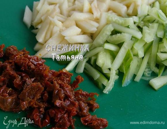 Вяленые помидорки промокните бумажным полотенцем от лишнего масла, нарежьте кусочками. Огурец вымойте, нарежьте соломкой. Грушу очистите от кожицы и также нарежьте соломкой, сбрызните лимонным соком. Грушу желательно брать твёрдую и достаточно сладкую.