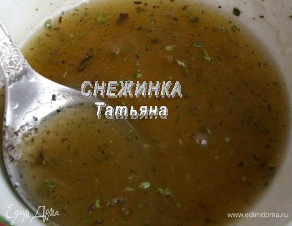 Приготовим заправку. В миске соединяем мёд, лимонный сок, сухие травки, соль, перец, добавляем оливковое масло и всё хорошенько перемешиваем.

