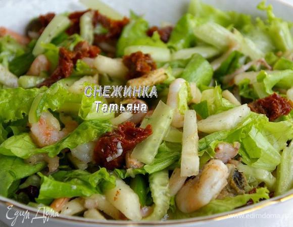 В миску с салатом добавляем томаты, огурец и грушу. Аккуратно перемешиваем двумя ложками.